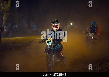 Mud Bike Race en kakkoor Kerala Inde, Bike Stunting Banque D'Images