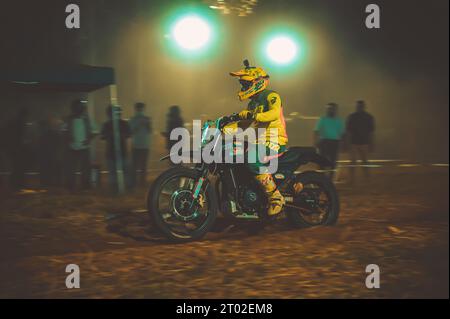 Mud Bike Race en kakkoor Kerala Inde, Bike Stunting Banque D'Images