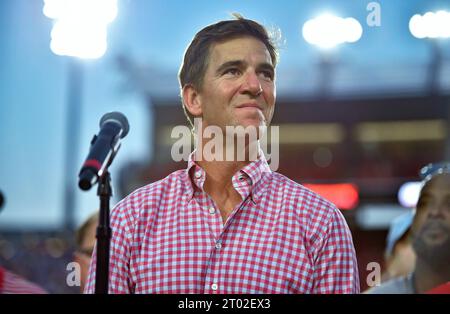 Oxford, Mississippi, États-Unis. 30 septembre 2023. L'ancien quarterback des Mississippi Rebels Eli Manning est reconnu avec ses coéquipiers lors de la mi-temps d'un match de football universitaire entre les Tigers de la LSU et les Mississippi Rebels au Vaught-Hemingway Stadium d'Oxford, Mississippi. Austin McAfee/CSM/Alamy Live News Banque D'Images