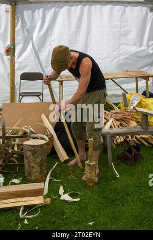 Homme démontrant l'artisanat de fabrication de trugs (menuiserie artisanale qualifiée) - Woodland Skills Centre, RHS Flower Show Tatton Park 2023, Cheshire, Angleterre, Royaume-Uni. Banque D'Images