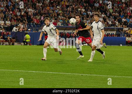 Salzbourg, Österreich 03. Oktober 2023 : Ligue des Champions - 2023/2024 - RB Salzburg vs. Real Sociedad im Bild : Zweikampf zwischen Roko Simic (FC Salzburg) und Robin le Normand (Real Sociedad) Banque D'Images