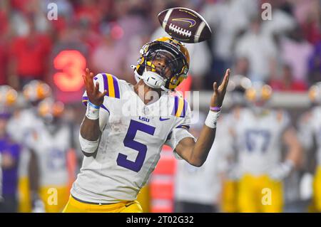 Oxford, Mississippi, États-Unis. 30 septembre 2023. Le quarterback Jayden Daniels de LSU Tigers tente de reprendre le contrôle du ballon lors du quatrième quart-temps d'un match de football universitaire contre les Mississippi Rebels au Vaught-Hemingway Stadium à Oxford, MS. Austin McAfee/CSM/Alamy Live News Banque D'Images