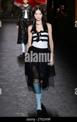 Paris, Frankreich. 03 octobre 2023. CHANEL Printemps/été 2024 Runway pendant la Fashion week de Paris - Paris ; France 03/10/2023 crédit : dpa/Alamy Live News Banque D'Images