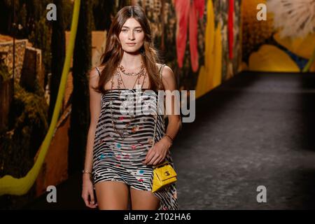 Paris, Frankreich. 03 octobre 2023. CHANEL Printemps/été 2024 Runway pendant la Fashion week de Paris - Paris ; France 03/10/2023 crédit : dpa/Alamy Live News Banque D'Images