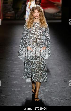 Paris, Frankreich. 03 octobre 2023. CHANEL Printemps/été 2024 Runway pendant la Fashion week de Paris - Paris ; France 03/10/2023 crédit : dpa/Alamy Live News Banque D'Images