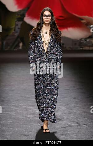 Paris, Frankreich. 03 octobre 2023. CHANEL Printemps/été 2024 Runway pendant la Fashion week de Paris - Paris ; France 03/10/2023 crédit : dpa/Alamy Live News Banque D'Images