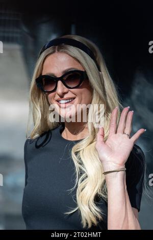 Paris, France. 03 octobre 2023. Paris Hilton participe au salon Miu Miu Womenswear Printemps/été 2024 dans le cadre de la Paris Fashion week à Paris, France, le 03 octobre 2023. Photo Aurore Marechal/ABACAPRESS.COM crédit : Abaca Press/Alamy Live News Banque D'Images
