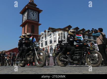 Srinagar Cachemire, Inde. 03 octobre 2023. Des femmes de la Force paramilitaire centrale de police indienne (CRPF) participent à un rassemblement à vélo au Gujarat, à Srinagar. L’expédition cycliste de cross-country, à laquelle participent 150 femmes officiers du CRPF, commence au Cachemire et traverse différentes régions de l’Inde, notamment Shillong et Kanyakumari. Après avoir parcouru environ 10 000 km, tous les motards se rassemblaient le 31 octobre à Ekta Nagar (Kevadia) dans le Gujarat, à l’occasion de l’anniversaire de Sardar Patel, qui était un politicien indien de premier plan lorsque l’Inde a gagné sa liberté des Britanniques en 1947. Le 03 octobre, Banque D'Images