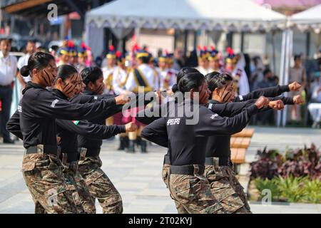 Srinagar Cachemire, Inde. 03 octobre 2023. Des commandos de femmes de la Force paramilitaire de police centrale de réserve indienne (CRPF) se produisent lors d'un rassemblement à vélo au Gujarat, à Srinagar. L’expédition cycliste de cross-country, à laquelle participent 150 femmes officiers du CRPF, commence au Cachemire et traverse différentes régions de l’Inde, notamment Shillong et Kanyakumari. Après avoir parcouru environ 10 000 km, tous les motards se rassemblaient le 31 octobre à Ekta Nagar (Kevadia) dans le Gujarat, à l’occasion de l’anniversaire de Sardar Patel, qui était un politicien indien de premier plan lorsque l’Inde a gagné sa liberté des Britanniques en 1947. Activé Banque D'Images