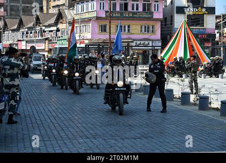 Srinagar Cachemire, Inde. 03 octobre 2023. Des femmes de la Force paramilitaire centrale de police indienne (CRPF) participent à un rassemblement à vélo au Gujarat, à Srinagar. L’expédition cycliste de cross-country, à laquelle participent 150 femmes officiers du CRPF, commence au Cachemire et traverse différentes régions de l’Inde, notamment Shillong et Kanyakumari. Après avoir parcouru environ 10 000 km, tous les motards se rassemblaient le 31 octobre à Ekta Nagar (Kevadia) dans le Gujarat, à l’occasion de l’anniversaire de Sardar Patel, qui était un politicien indien de premier plan lorsque l’Inde a gagné sa liberté des Britanniques en 1947. Le 03 octobre, Banque D'Images