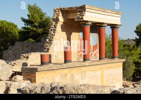 Knossos, Héraklion, Crète, Grèce - 21 septembre 2023 - les ruines reconstruites du bastion ouest du palais de Knossos sous la lumière du soleil du matin. Banque D'Images