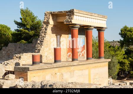 Knossos, Héraklion, Crète, Grèce - 21 septembre 2023 - les ruines reconstruites du bastion ouest du palais de Knossos sous la lumière du soleil du matin. Banque D'Images