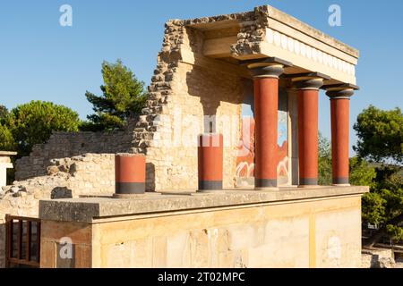 Knossos, Héraklion, Crète, Grèce - 21 septembre 2023 - les ruines reconstruites du bastion ouest du palais de Knossos sous la lumière du soleil du matin. Banque D'Images