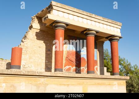 Knossos, Héraklion, Crète, Grèce - 21 septembre 2023 - les ruines reconstruites du bastion ouest du palais de Knossos sous la lumière du soleil du matin. Banque D'Images