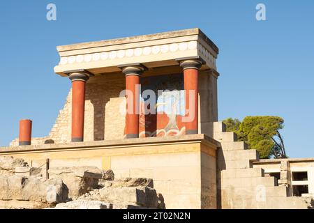 Knossos, Héraklion, Crète, Grèce - 21 septembre 2023 - les ruines reconstruites du bastion ouest du palais de Knossos sous la lumière du soleil du matin. Banque D'Images