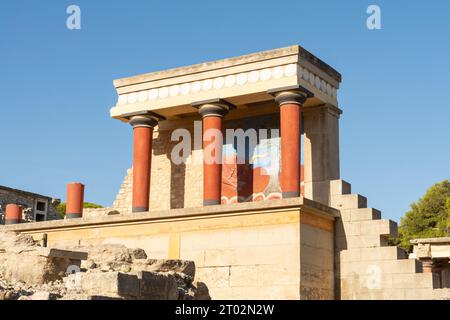 Knossos, Héraklion, Crète, Grèce - 21 septembre 2023 - les ruines reconstruites du bastion ouest du palais de Knossos sous la lumière du soleil du matin. Banque D'Images