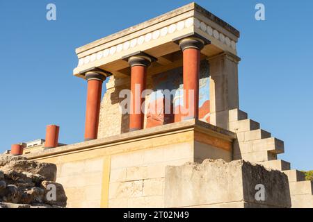 Knossos, Héraklion, Crète, Grèce - 21 septembre 2023 - les ruines reconstruites du bastion ouest du palais de Knossos sous la lumière du soleil du matin. Banque D'Images