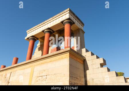 Knossos, Héraklion, Crète, Grèce - 21 septembre 2023 - les ruines reconstruites du bastion ouest du palais de Knossos sous la lumière du soleil du matin. Banque D'Images