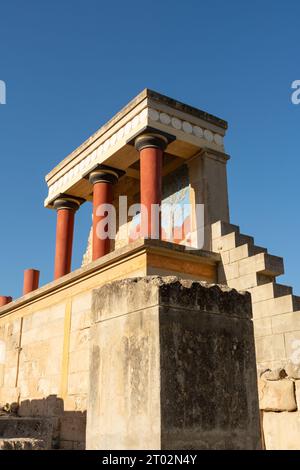 Knossos, Héraklion, Crète, Grèce - 21 septembre 2023 - les ruines reconstruites du bastion ouest du palais de Knossos sous la lumière du soleil du matin. Banque D'Images