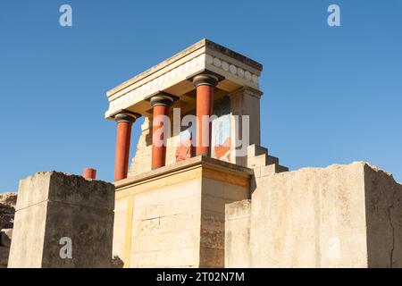 Knossos, Héraklion, Crète, Grèce - 21 septembre 2023 - les ruines reconstruites du bastion ouest du palais de Knossos sous la lumière du soleil du matin. Banque D'Images