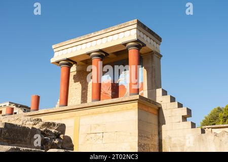 Knossos, Héraklion, Crète, Grèce - 21 septembre 2023 - les ruines reconstruites du bastion ouest du palais de Knossos sous la lumière du soleil du matin. Banque D'Images