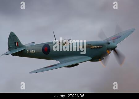 Un Supermarine Spitfire au Shuttleworth Collection Race Day Air Show 2023. Banque D'Images