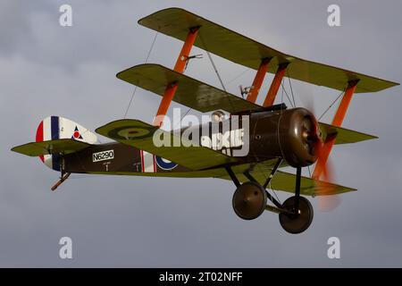 Une réplique du triplan Sopwith au Shuttleworth Collection Race Day Air Show 2023. Banque D'Images