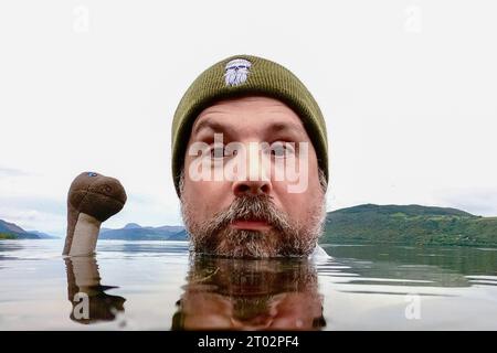 DATE D'ENREGISTREMENT NON INDIQUÉE Ein Schwimmer posiert mit BEI einem Selfie mit einem Nessie ähnlichen Plüschtier im Loch Ness am Dores Beach BEI Inverness. Model und Fotograf : Marc John 27.09.2023 Inverness Dores Schottland Großbritannien *** Un nageur pose dans un selfie avec un animal en peluche Nessie dans le Loch Ness à Dores Beach près d'Inverness Model et photographe Marc John 27 09 2023 Inverness Dores Scotland Royaume-Uni Banque D'Images