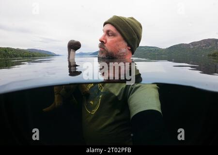 Ein Schwimmer posiert mit BEI einem Selfie mit einem Nessie ähnlichen Plüschtier im Loch Ness am Dores Beach BEI Inverness. Model und Fotograf : Marc John 27.09.2023 Inverness Dores Schottland Großbritannien *** Un nageur pose dans un selfie avec un animal en peluche Nessie dans le Loch Ness à Dores Beach près d'Inverness Model et photographe Marc John 27 09 2023 Inverness Dores Scotland Royaume-Uni Banque D'Images