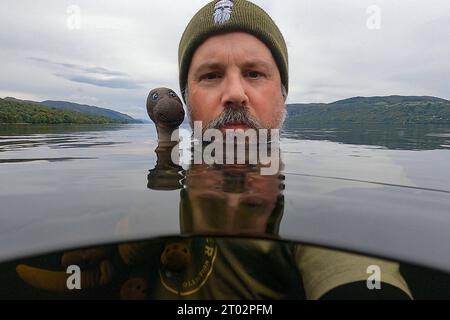 Ein Schwimmer posiert mit BEI einem Selfie mit einem Nessie ähnlichen Plüschtier im Loch Ness am Dores Beach BEI Inverness. Model und Fotograf : Marc John 27.09.2023 Inverness Dores Schottland Großbritannien *** Un nageur pose dans un selfie avec un animal en peluche Nessie dans le Loch Ness à Dores Beach près d'Inverness Model et photographe Marc John 27 09 2023 Inverness Dores Scotland Royaume-Uni Banque D'Images