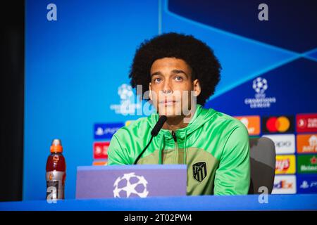 Madrid, Espagne. 03 octobre 2023. Axel Witsel (Atletico Madrid) a pris la parole lors de la conférence de presse la veille du match de football de la Ligue des Champions contre Feyenoord au stade Civitas Metropolitano. Crédit : SOPA Images Limited/Alamy Live News Banque D'Images