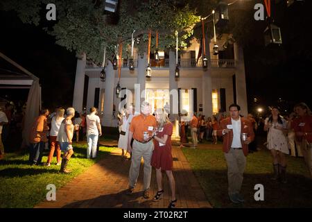 Les fêtards se promènent devant le manoir du gouverneur lors d'une « fête de hayon » organisée par Greg Abbott, gouverneur du Texas, la veille d'un match de football entre le Texas invaincu (4-0) et le Kansas (4-0) à Austin le 29 septembre 2023. Plusieurs centaines de fans de Longhorn et de personnalités ont parcouru les terrains et visité le manoir du gouverneur. ©Bob Daemmrich Banque D'Images