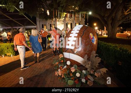 Les fêtards se promènent devant le manoir du gouverneur lors d'une « fête de hayon » organisée par Greg Abbott, gouverneur du Texas, la veille d'un match de football entre le Texas invaincu (4-0) et le Kansas (4-0) à Austin le 29 septembre 2023. Plusieurs centaines de fans de Longhorn et de personnalités ont parcouru les terrains et visité le manoir du gouverneur. ©Bob Daemmrich Banque D'Images