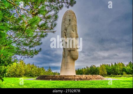 Cette sculpture du rêve en forme de tête de fille, située sur le site de l'ancienne mine de charbon Sutton Manor près de St Helen sur Merseyside Banque D'Images