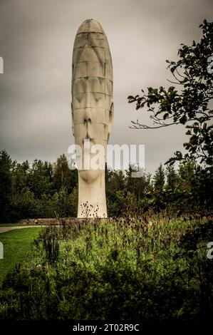 Cette sculpture du rêve en forme de tête de fille, située sur le site de l'ancienne mine de charbon Sutton Manor près de St Helen sur Merseyside Banque D'Images