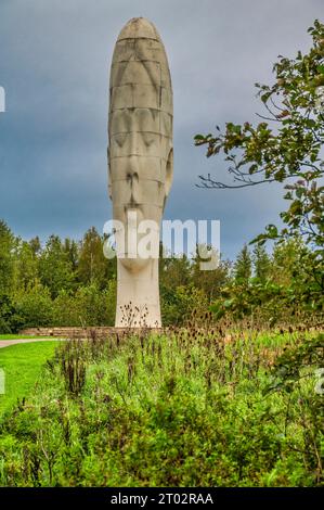 Cette sculpture du rêve en forme de tête de fille, située sur le site de l'ancienne mine de charbon Sutton Manor près de St Helen sur Merseyside Banque D'Images