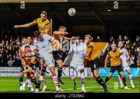 Cambridge, Royaume-Uni. 3 octobre 2023Faire de Gevigney (6 Barnsley) mène son deuxième but à domicile lors du match Sky Bet League 1 entre Cambridge United et Barnsley au R Costings Abbey Stadium, Cambridge le mardi 3 octobre 2023. (Photo : Kevin Hodgson | MI News) crédit : MI News & Sport / Alamy Live News Banque D'Images