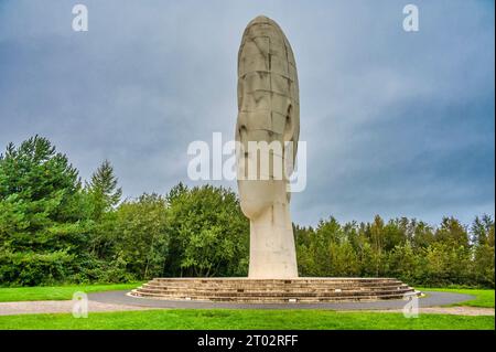 Cette sculpture du rêve en forme de tête de fille, située sur le site de l'ancienne mine de charbon Sutton Manor près de St Helen sur Merseyside Banque D'Images