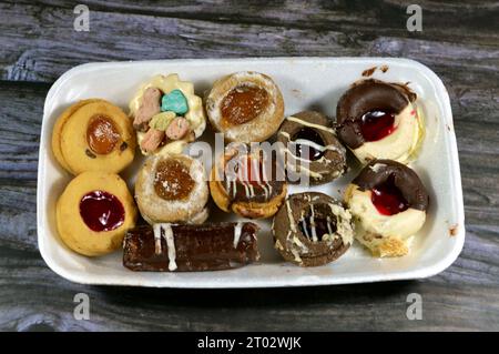 Assortiment de biscuits français, Buttery, crumbly, décadent, et simple farci et couvert de différentes saveurs, chocolat blanc et brun, déchiquetés Banque D'Images