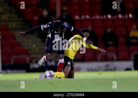 Cleethorpes, Royaume-Uni. 3 octobre 2023.Tyrell Warren de Barrow en action avec Michee Efete de Grimsby Town lors du match de Sky Bet League 2 entre Grimsby Town et Barrow à Blundell Park, Cleethorpes le mardi 3 octobre 2023. (Photo : Mark Fletcher | MI News) crédit : MI News & Sport / Alamy Live News Banque D'Images