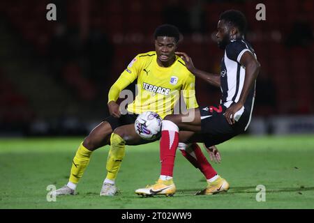 Cleethorpes, Royaume-Uni. 3 octobre 2023.Tyrell Warren de Barrow en action avec Michee Efete de Grimsby Town lors du match de Sky Bet League 2 entre Grimsby Town et Barrow à Blundell Park, Cleethorpes le mardi 3 octobre 2023. (Photo : Mark Fletcher | MI News) crédit : MI News & Sport / Alamy Live News Banque D'Images