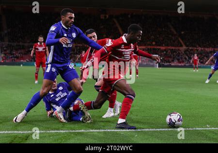 Isaiah Jones de Middlesbrough en action avec Karlan Grant de Cardiff City lors du Sky Bet Championship Match Middlesbrough vs Cardiff City au Riverside Stadium, Middlesbrough, Royaume-Uni, le 3 octobre 2023 (photo de Nigel Roddis/News Images) Banque D'Images