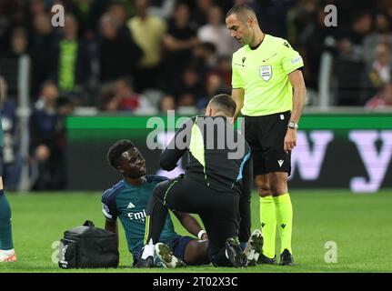 Lens, France. 3 octobre 2023. Bukayo Saka d'Arsenal reçoit un traitement médical pendant le match de la Ligue des champions de l'UEFA à l'Estadio Bollaert Delelis, Lens. Le crédit photo devrait se lire : David Klein/Sportimage crédit : Sportimage Ltd/Alamy Live News Banque D'Images