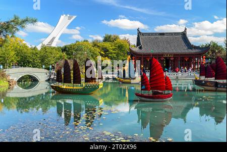 Vue panoramique sur le jardin botanique coloré de Montréal (jardin chinois) avec la Tour olympique en arrière-plan, paysage capturé à l'automne. Banque D'Images