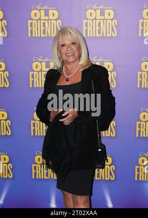 Elaine Paige arrive pour la soirée d'ouverture des Old Friends de Stephen Sondheim au Gielgud Theatre de Londres. Date de la photo : mardi 3 octobre 2023. Banque D'Images