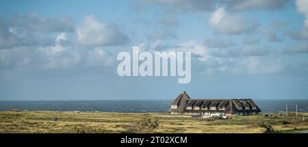 Restaurant Sturmhaube am Kampener Roten Kliff auf Sylt 03.10.23: das neu renovierte Hotel und Restaurant Sturmhaube am Roten Kliff in Kampen Kampen / Sylt Rotes Kliff Schleswig Holstein Deutschland *** Restaurant Sturmhaube at Kampen Red Cliff on Sylt 03 10 23 l'hôtel et restaurant Sturmhaube at the Red Cliff in Kampen Sylt Red Cliff Schleswig Holstein Allemagne 20231003 160733 Banque D'Images