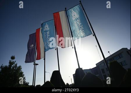 Varsovie, Pologne. 03 octobre 2023. Varsovie (Pologne), 03.10.23, Flags Near with DoubleTree by Hilton Hotel & Conference Centre Warsaw où commence le 10 anniversaire Warsaw Security Forum (photo Aleksy Witwicki/Sipa USA) crédit : SIPA USA/Alamy Live News Banque D'Images