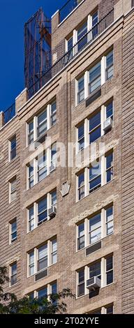 Conçu par Emery Roth, 59 W 12th Street, qui fait partie du quartier historique de Greenwich Village, a été construit en 1931 ; en réparation au moment de la photo (1 octobre 2023). Banque D'Images