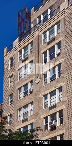 Conçu par Emery Roth, 59 W 12th Street, qui fait partie du quartier historique de Greenwich Village, a été construit en 1931 ; en réparation au moment de la photo (1 octobre 2023). Banque D'Images