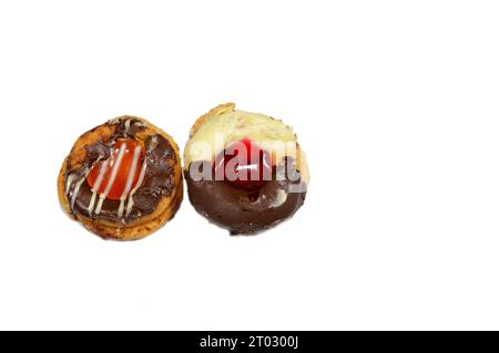 Assortiment de biscuits français, Buttery, crumbly, décadent, et simple farci et couvert de différentes saveurs, chocolat blanc et brun, déchiquetés Banque D'Images